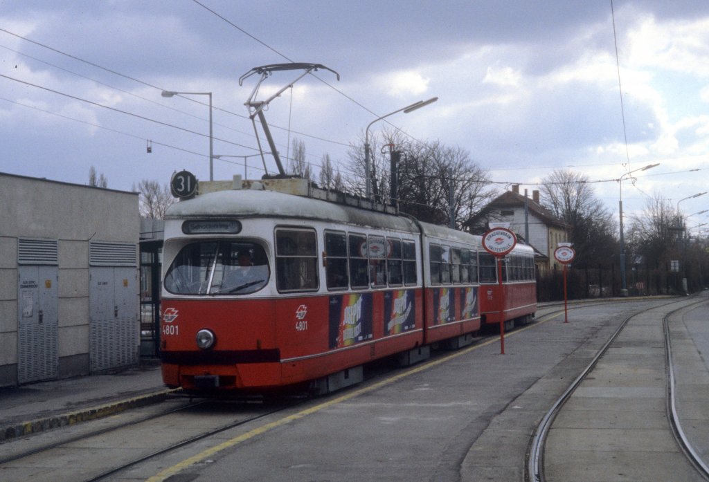 Wien WL SL 31 (E1 4801) Stammersdorf, Bahnhofplatz am 18. Mrz 2000.