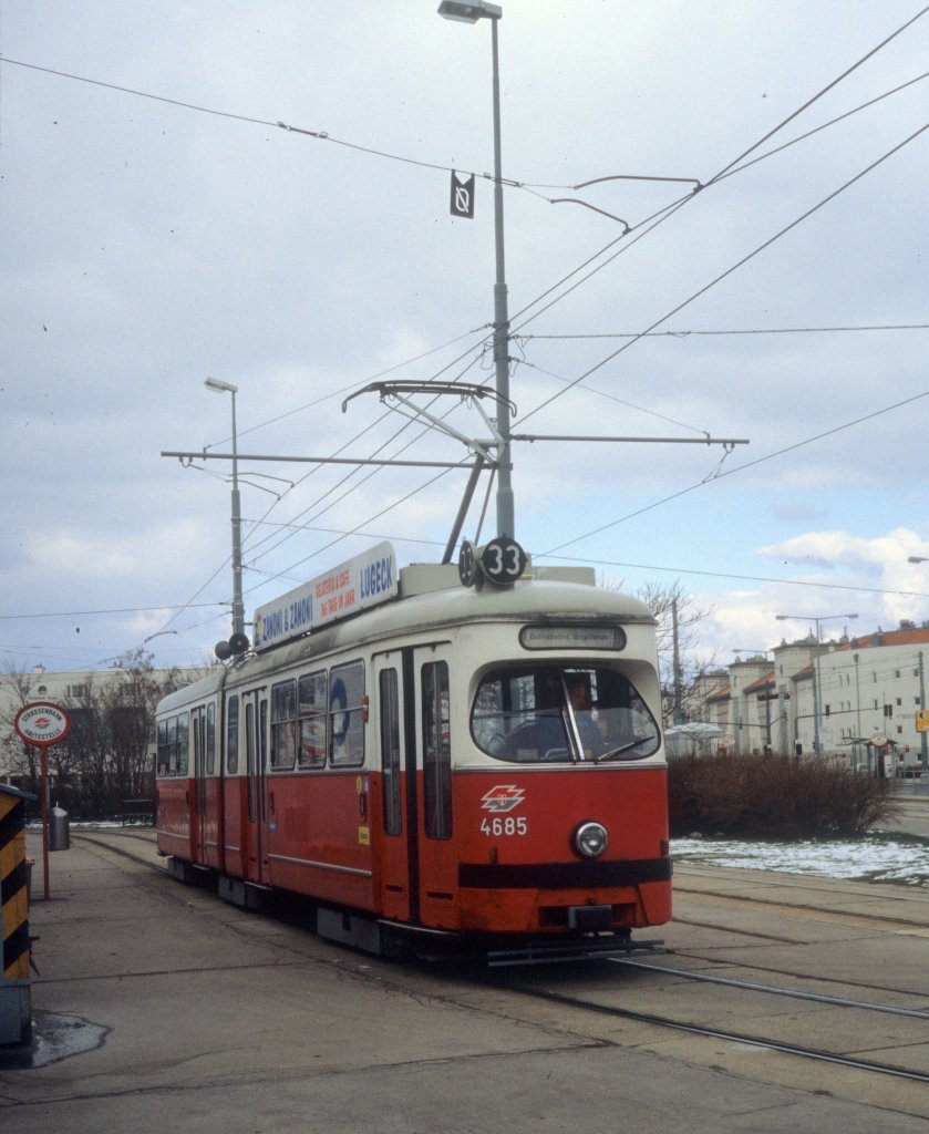 Wien WL SL 33 (E1 4685) Grossjedlersdorf, Brnner Strasse / Hanreitergasse am 18. Mrz 2000.