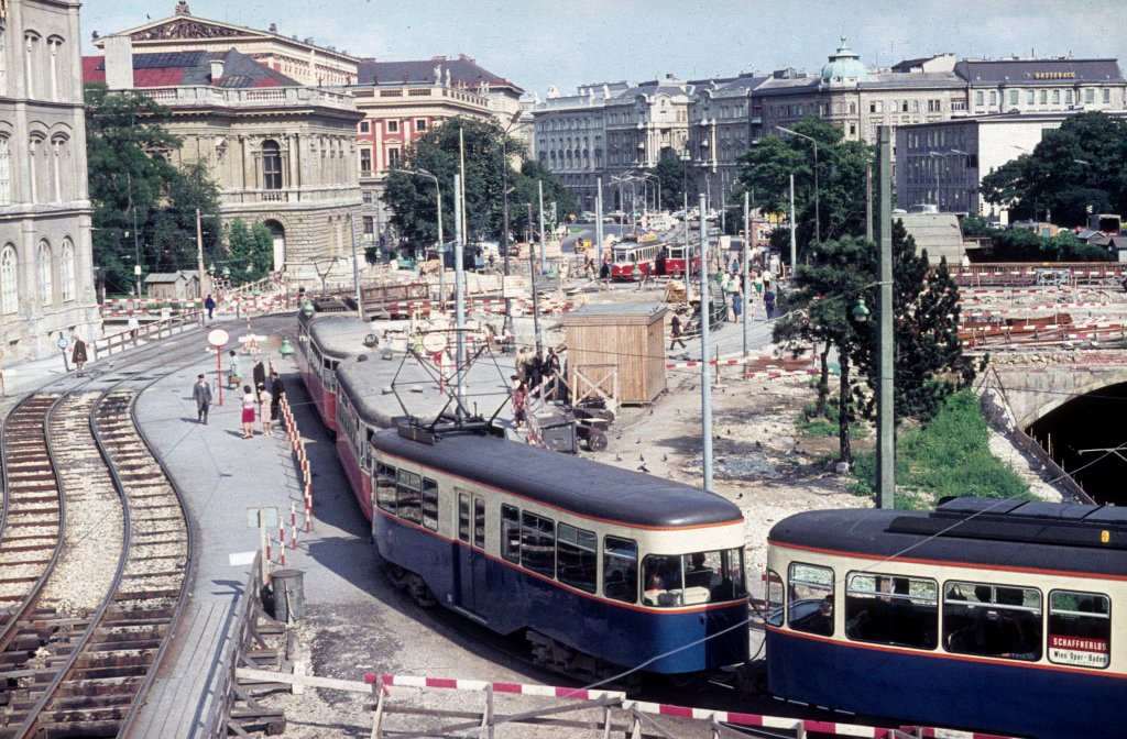 Wien WLB-Zug (Kölner Wagen) und WVB-SL 167 (E1 + c2 oder c3) in Richtung Ring / Oper. - Im Hintergrund zwei Züge der Zweierlinien. Karlsplatz am 31. Juli 1972. - Scan eines Diapositivs. Kamera: Minolta SRT-101.