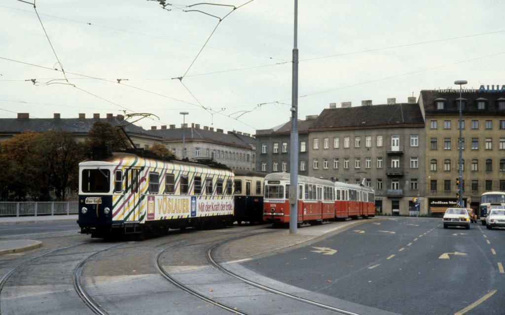 Wien WLB Zug nach Baden / WLB SL 62 (c2 1076) in Richtung Ring / Oper Philadelphiabrcke im Oktober 1979.
