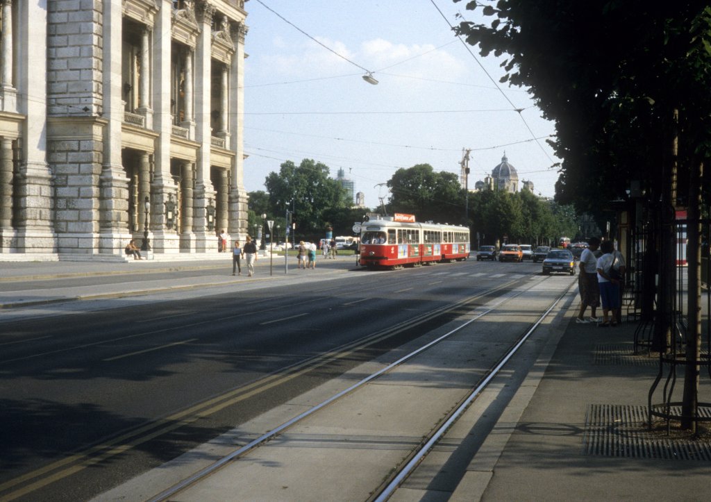 Wien WVB SL 1 (E1 4681) Dr.-Karl-Lueger-Ring / Burgtheater im Juli 1992.



