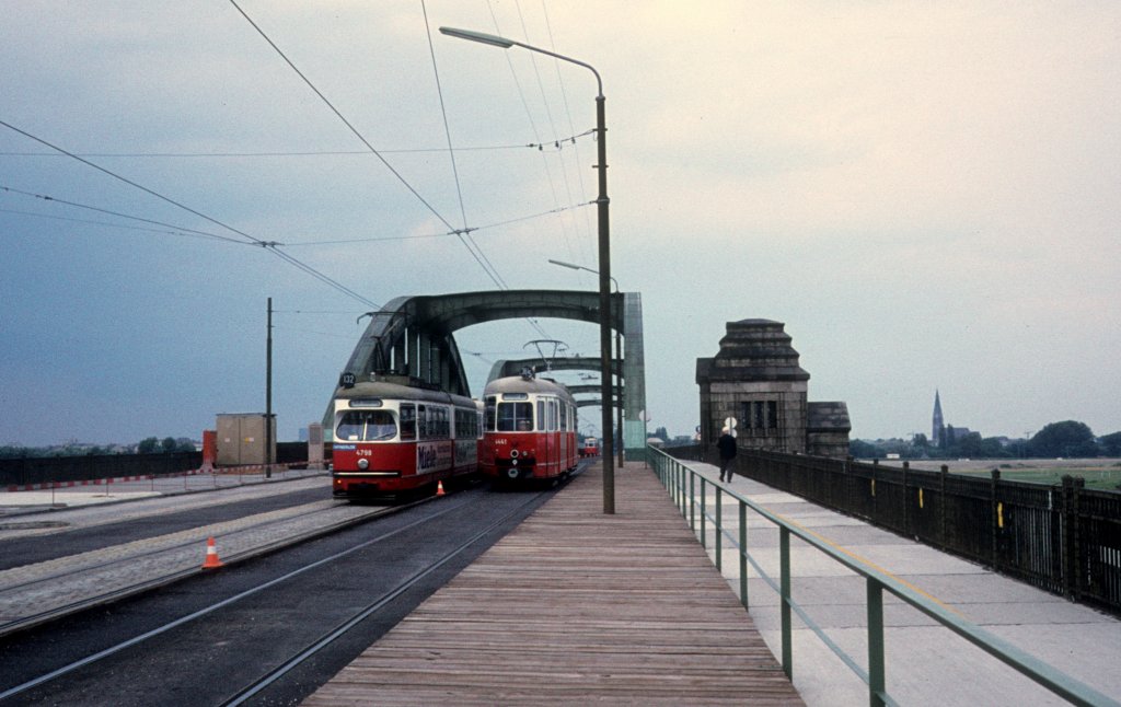 Wien WVB SL 132 (E1 4798) / SL 31/5 (E 4441) Floridsdorfer Brcke im Juli 1977.