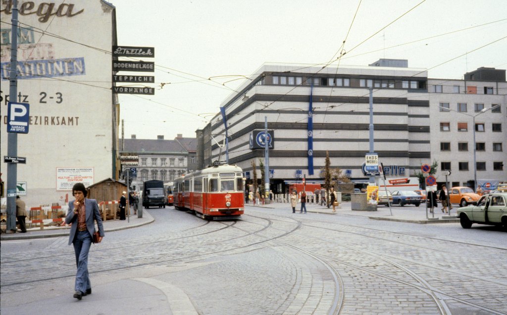 Wien WVB SL 132 (F 743) Floridsdorf, Schlosshofer Strasse / Franz-Jonas-Platz im Oktober 1979.