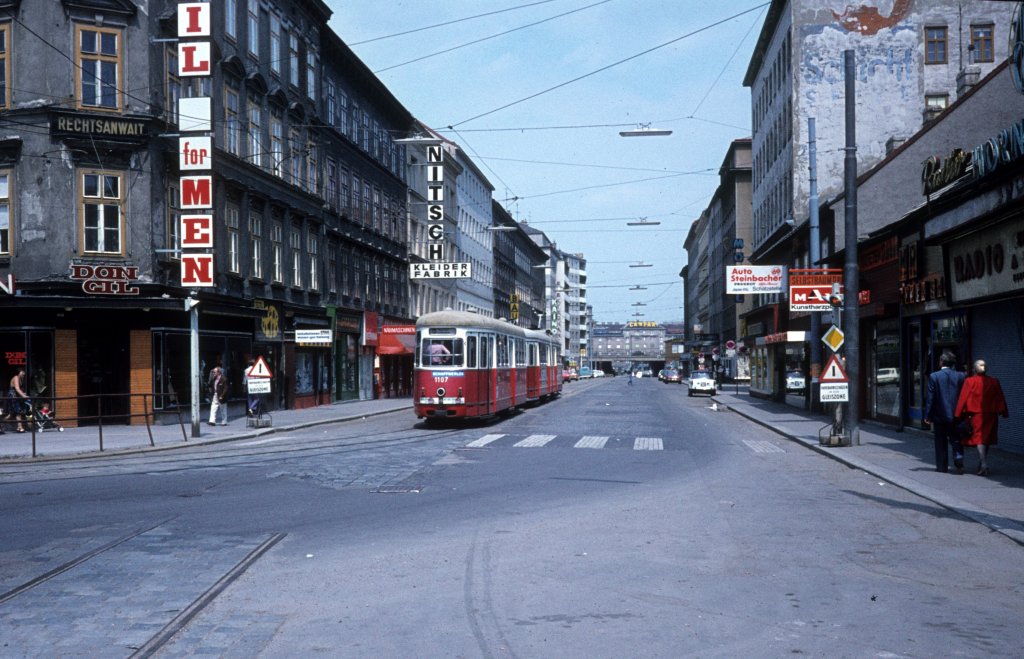 Wien WVB SL 167 (c3 1107) Favoritenstrasse / Columbusplatz im Juli 1977.