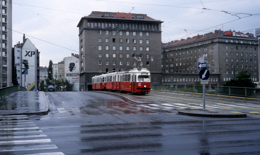 Wien WVB SL 21 (E1 4666) Marienbrcke im Juli 1992.