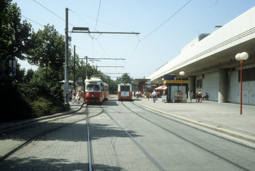 Wien WVB SL 25 (E1 4813) Zentrum Kagran / U-Bf Kagran im Juli 1992.