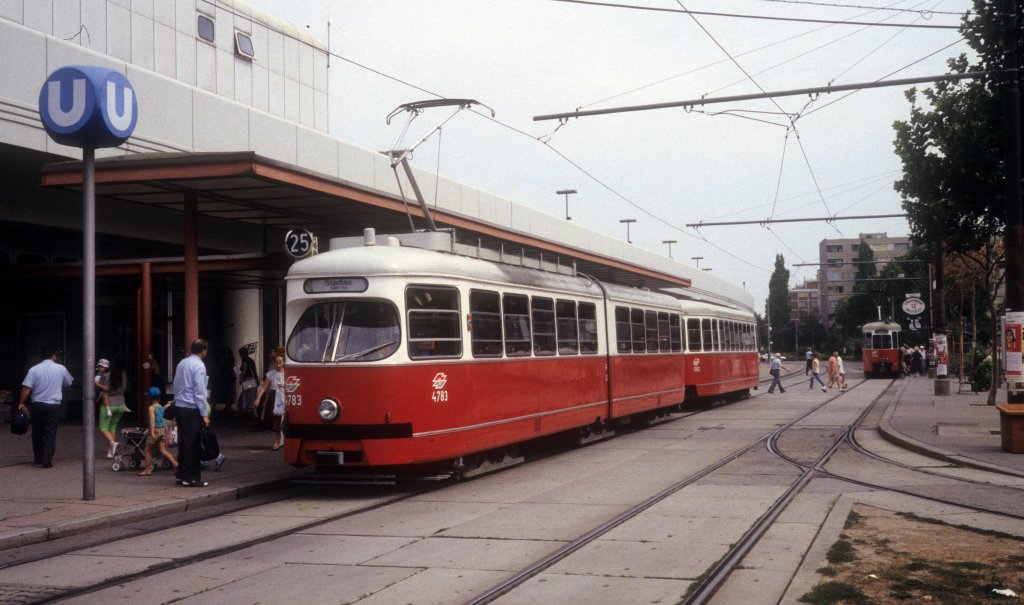 Wien WVB SL 25 (E1 4783 + c2 1002) Dr.-Adolf-Schrf-Platz / U-Bf Kagran im August 1994.