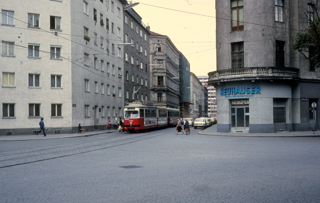 Wien WVB SL 26 (E1 4785) Mhlfeldgasse / Heinestrasse im Juli 1977.