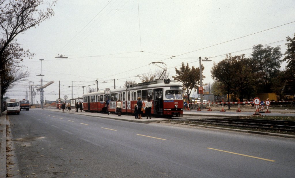 Wien WVB SL 26 (E1 4865) Wagramer Strasse / Schttaustrasse im Oktober 1979.- Im Hintergrund ist der Bau der neuen Reichsbrcke ohne Strassenbahngleise in vollem Gang.
