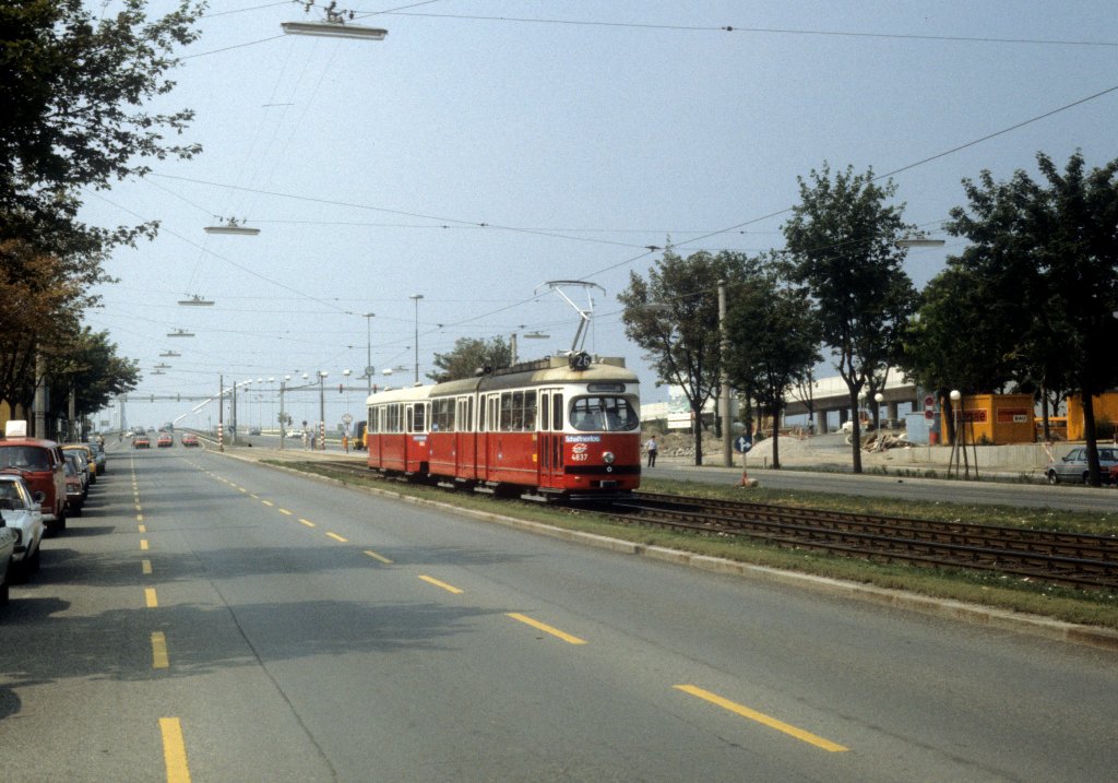 Wien WVB SL 26 (E1 4837) Wagramer Strasse / Schttaustrasse im Juli 1982. - Im Hintergrund sieht man links die damals neue Reichsbrcke und rechts die noch nicht in Betrieb genommene Brcke fr die U1 nach Kagran. 