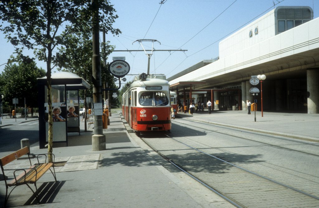 Wien WVB SL 26 (E1 4806) Zentrum Kagran / U-Kagran im Juli 1992.