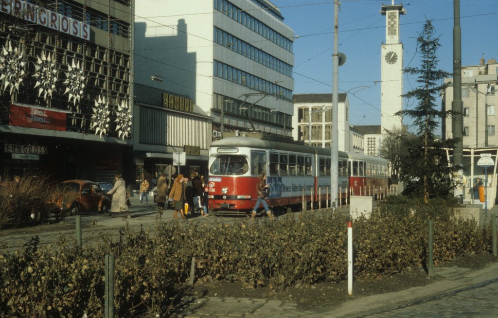 Wien WVB SL 331 (E1 4798) Floridsdorf, Franz-Jonas-Platz / BB-Bahnhof Floridsdorf im Dezember 1980.