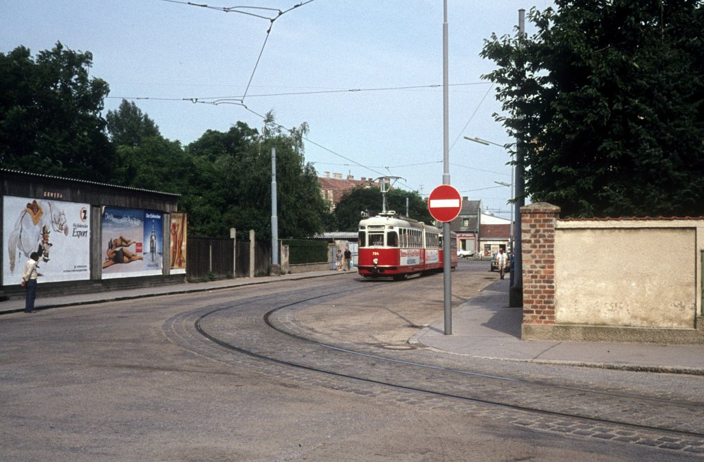 Wien WVB SL 331 (F 704) Stammersdorf, Josef-Flandorfer-Strasse im Juli 1977.