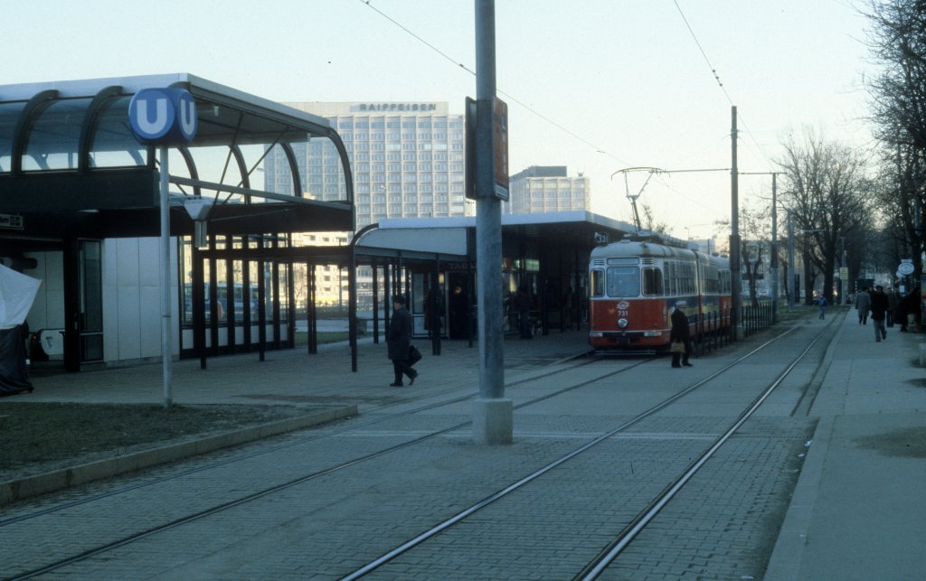 Wien WVB SL 331 (F 731) Franz-Josefs-Kai / U-Bahnhof Schottenring im Dezember 1980.
