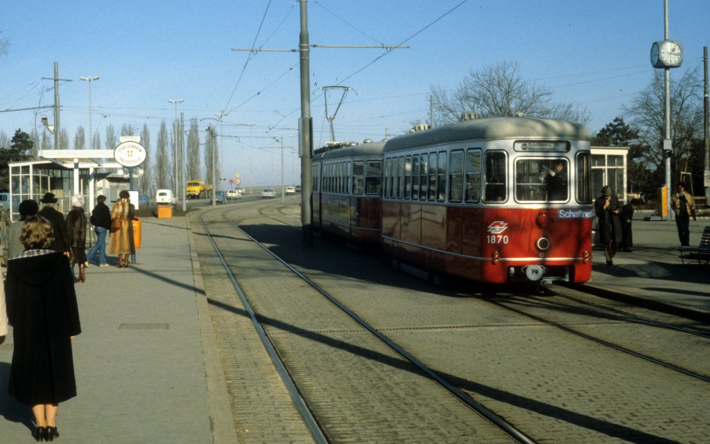 Wien WVB SL 331 (l3 1870) Friedrich-Engels-Platz / Floridsdorfer Brcke im Dezember 1980.