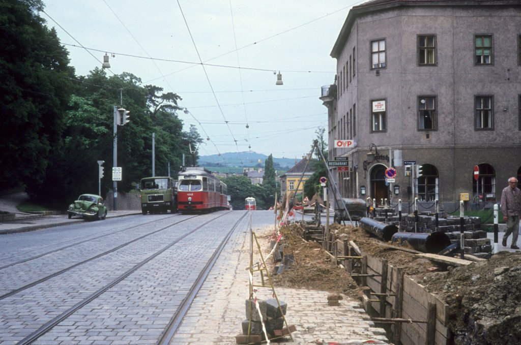 Wien WVB SL 38 (E1 4648) Billrothstrasse / Pyrkergasse im Juli 1977.