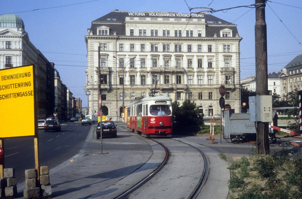 Wien WVB SL 44 (E 4457) Schottentor / Universittsstrasse im Juli 1992.