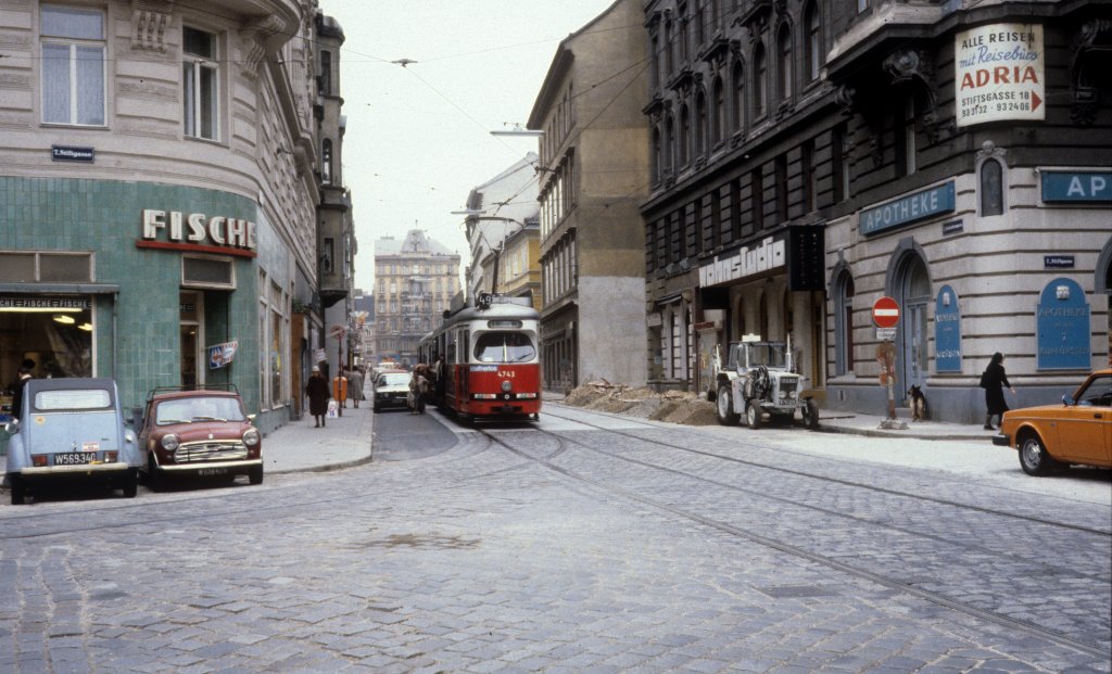 Wien WVB SL 49 (E1 4743) Siebensterngasse / Stiftgasse im Oktober 1979.