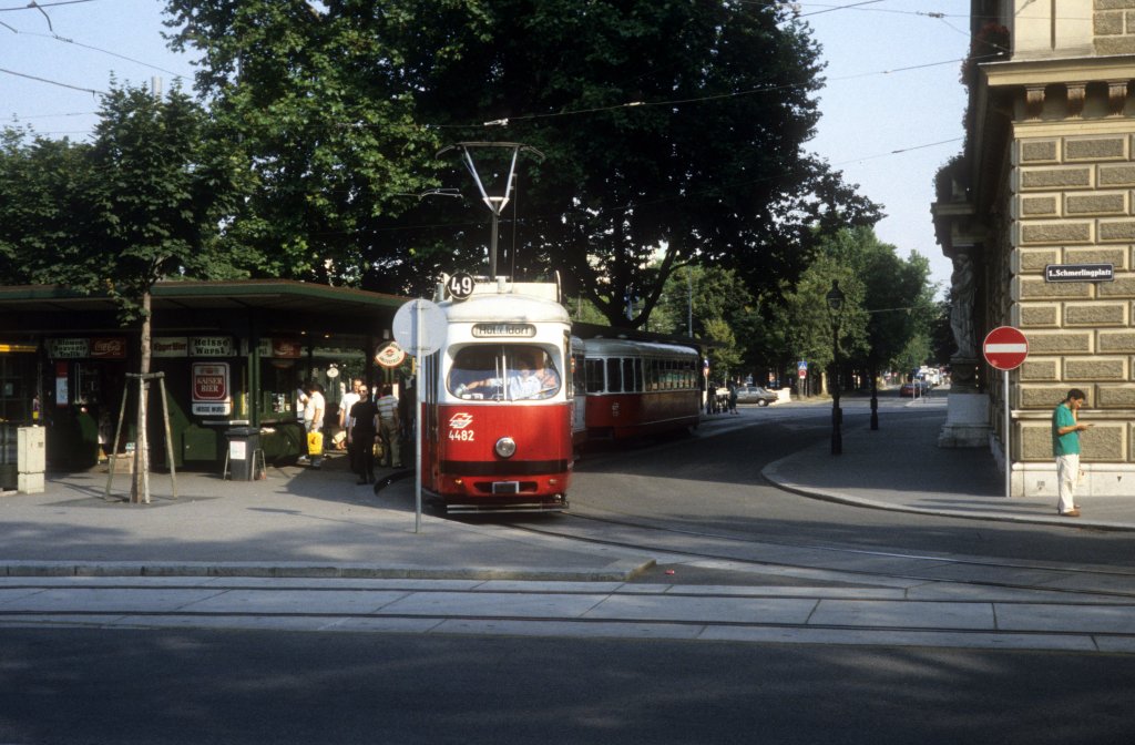 Wien WVB SL 49 (E1 4482) Dr.-Karl-Renner-Ring / Schmerlingplatz im Juli 1992.