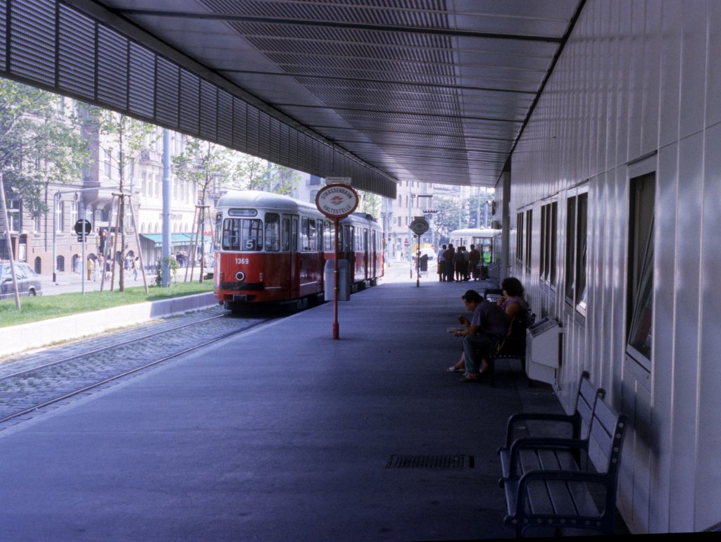 Wien WVB SL 5 (c4 1369) Westbahnhof am 28. Juli 1994.