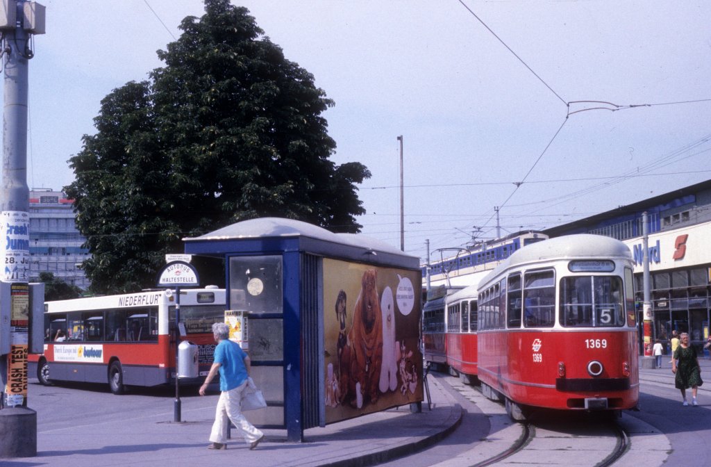Wien WVB SL 5 (c4 1369) Praterstern / BB-Bahnhof Wien Nord am 28. Juli 1994.