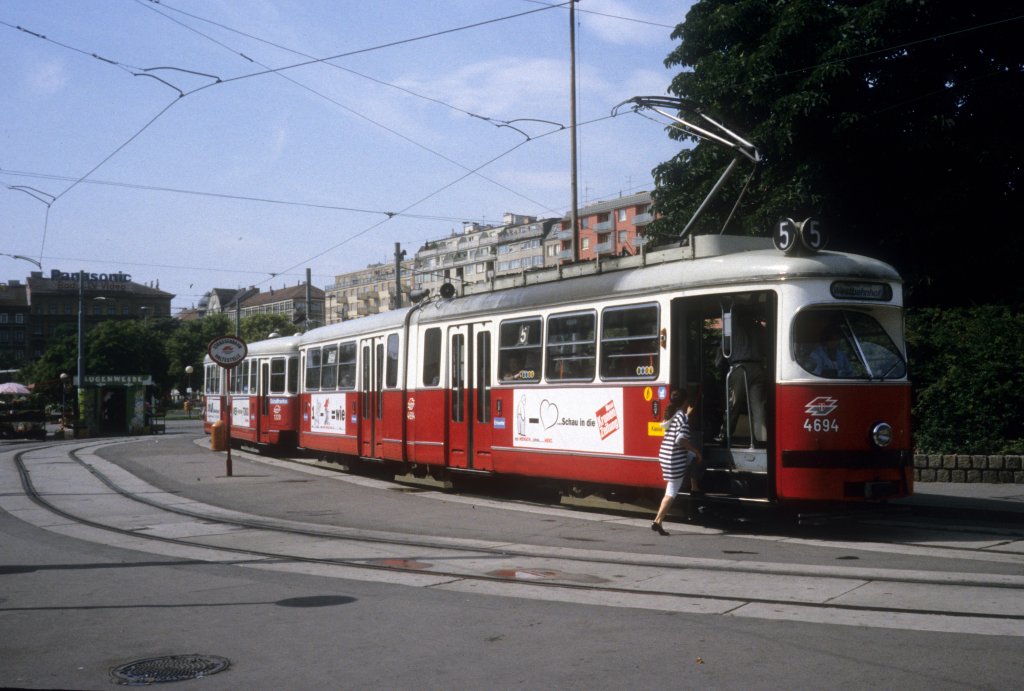 Wien WVB SL 5 (E1 4694) Praterstern im Juli 1992.