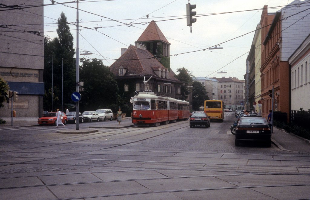 Wien WVB SL 5 (E1 4742 + c3 1282) Am Tabor im August 1994.