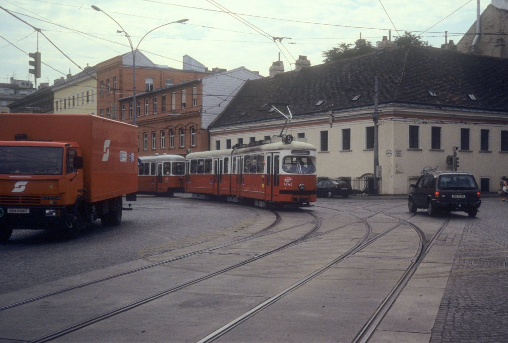 Wien WVB SL 5 (E2 4742 + c3 1282) Taborstrasse / Nordwestbahnstrasse im August 1994.
