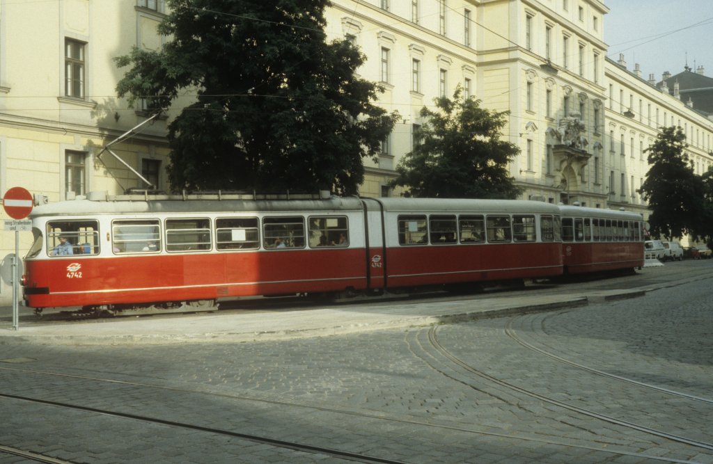 Wien WVB SL 52 (E1 4742) Stiftgasse / Siebensterngasse im Juli 1992.