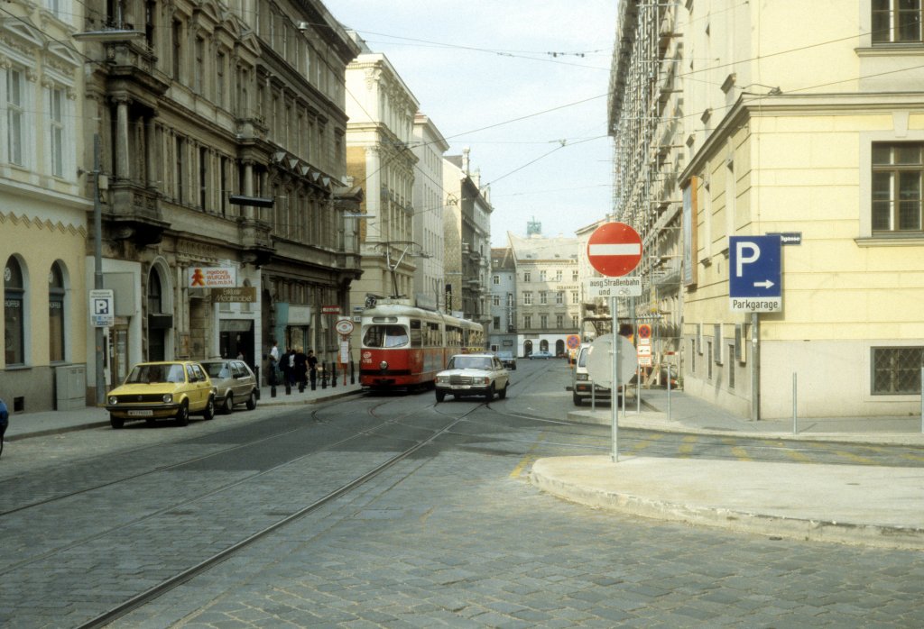Wien WVB SL 52 (E1 4705) Siebensterngasse / Stiftgasse im Juli 1992.