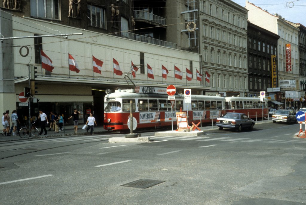 Wien WVB SL 52 (E1 4720) Mariahilfer Strasse / Kaiserstrasse im Juli 1992.