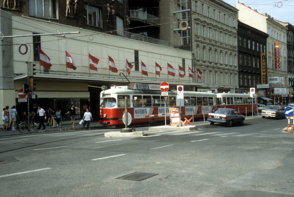 Wien WVB SL 52 (E1 4720) Mariahilfer Strasse / Kaiserstrasse im Juli 1992.