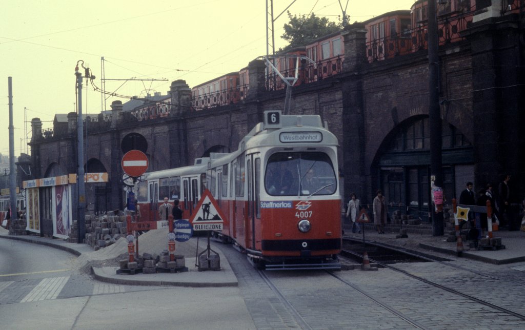 Wien WVB SL 6 (E2 4007) Gumpendorfer Grtel / Stadtbahnhof Gumpendorfer Strasse im Oktober 1978.