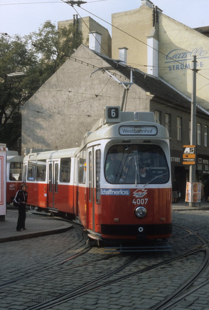 Wien WVB SL 6 (E2 4007) Simmeringer Hauptstrasse / Gottschalkgasse im Oktober 1978.