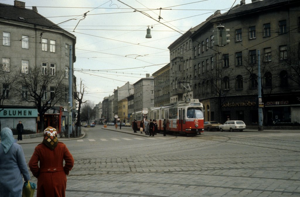Wien WVB SL 6 (E2 4309) Quellenplatz im Dezember 1980.