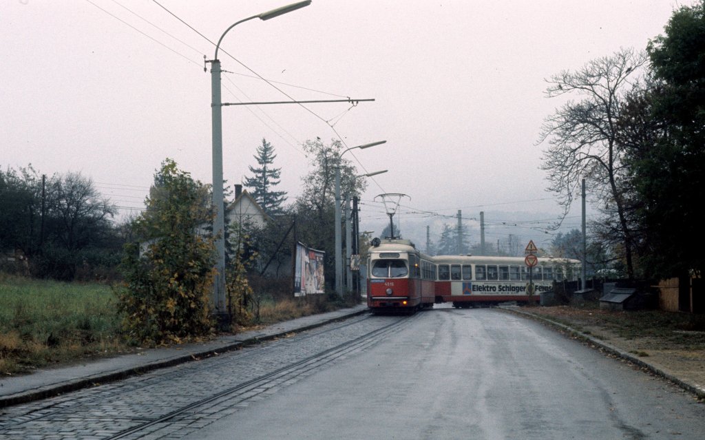 Wien WVB SL 60: Der E1 4515 biegt am 2. Novenber 1975 von der Endstation in die Rabensteinergasse ein. - Die Rabensteinergasse wurde nach Heinrich Rabensteiner, um 1352 Marktrichter von Perchtoldsdorf, benannt. Der Teil der Rabensteinergasse zwischen der Strassenbahnendstation und der Kaisersteiggasse heisst heute Beethovenstrasse.