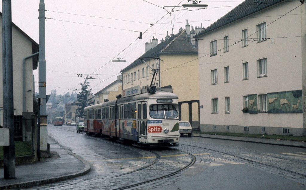 Wien WVB SL 60 (E1 4528) Rodaun, Kaiser-Franz-Josef-Strasse / Ketzergasse am 2. November 1975. -
In den Jahren von 1975 bis 1984 fuhr der Gelenktriebwagen E1 4528 mit einer Totalwerbung fr die Firma Spitz. 