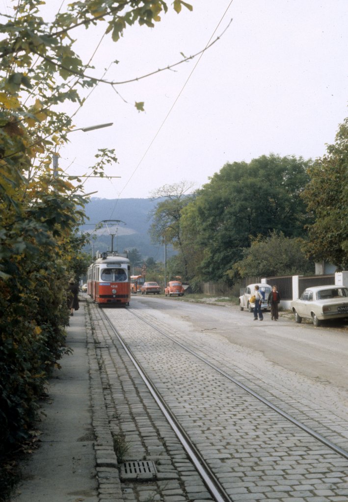 Wien WVB SL 60 (E1 4548) Rodaun, Rabensteinergasse im Oktober 1978. - Die Rabensteinergasse zwischen der Endstation der Strassenbahn und der Kaisersteiggasse heisst heute (seit ?) Beethovenstrasse.