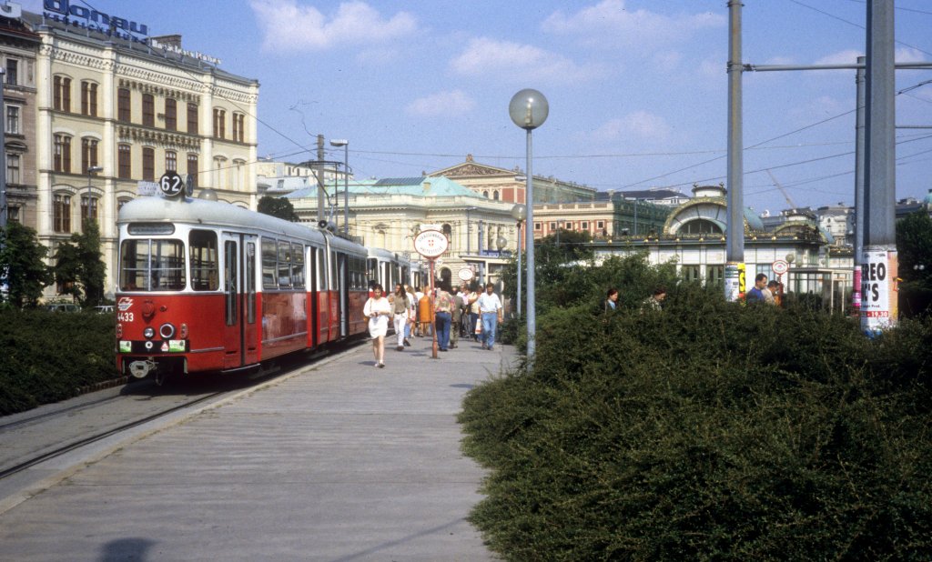 Wien WVB SL 62 (E 4433) Karlsplatz im Juli 1992.