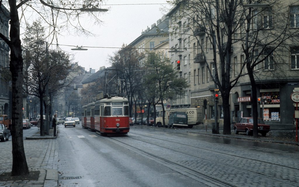 Wien WVB SL 62 (L4 600) Wiedner Hauptstrasse / Graf-Starhemberg-Gasse am 2. November 1975.