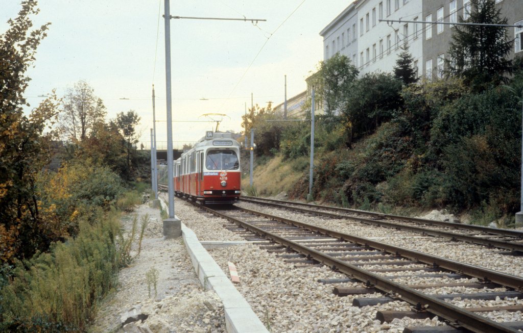 Wien WVB SL 64: Der E2 4018 ist eben unter die Wienerbergstrasse gefahren und nhert sich dem Schedifkaplatz im Oktober 1979. 