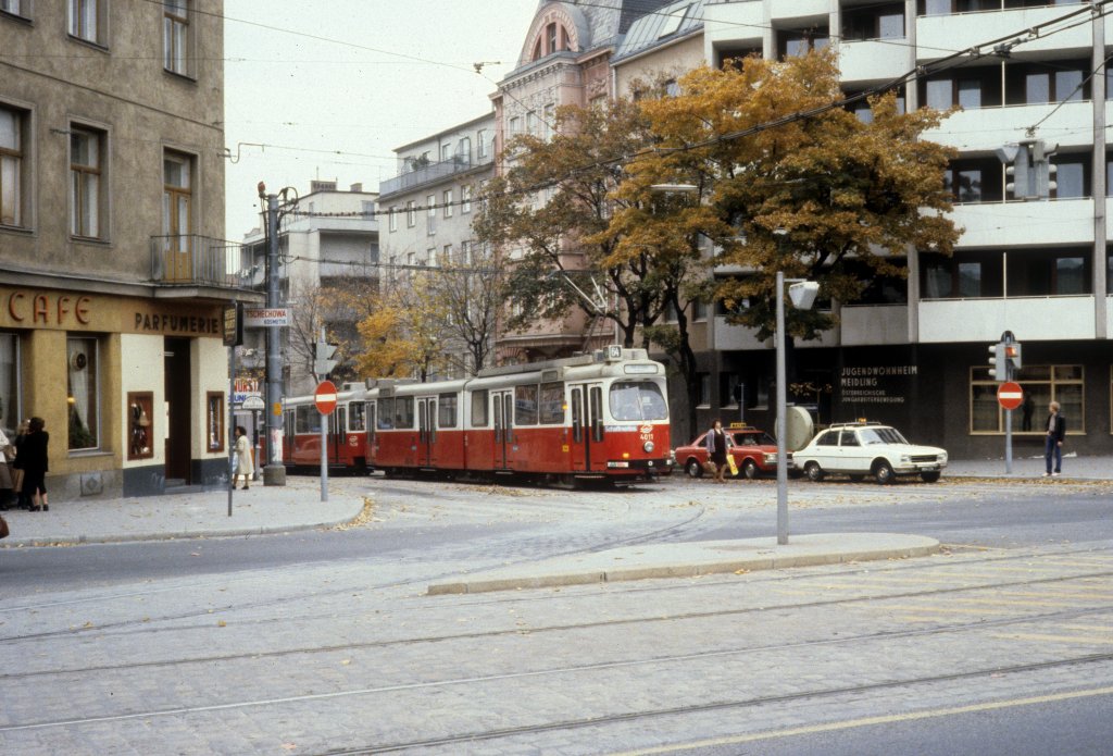 Wien WVB SL 64 (E2 4011 + c5 1426) Drfelstrasse / Eichenstrasse im Oktober 1979.