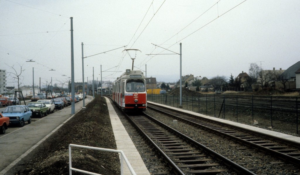 Wien WVB SL 64 (E2 4301) Siebenhirten im Dezember 1980.