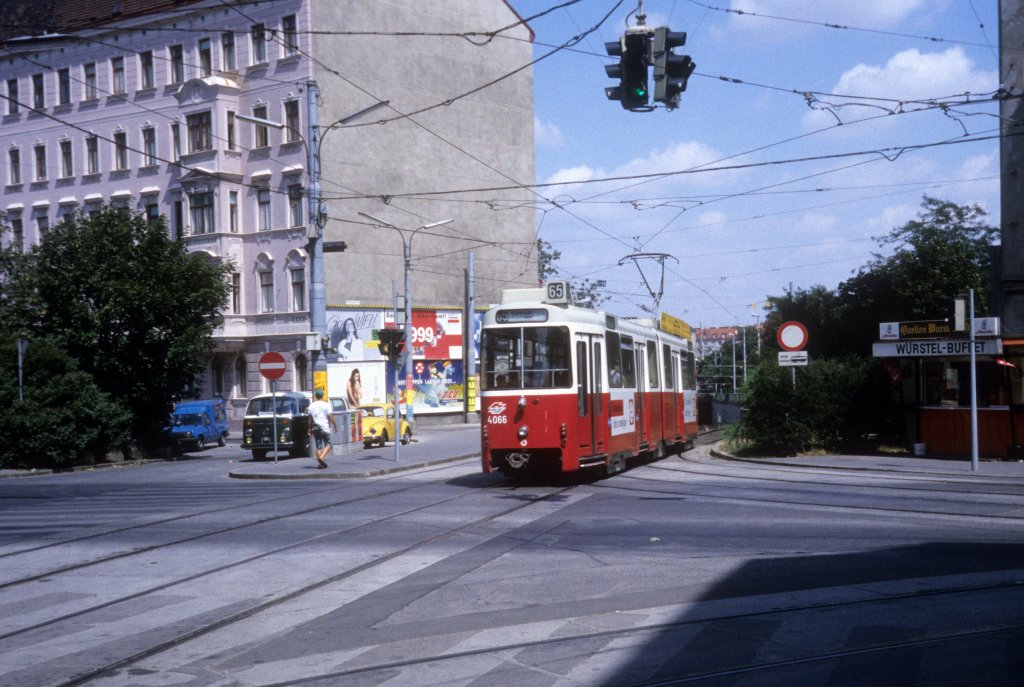 Wien WVB SL 65 (E2 4066) Knllgasse / Quellenstrasse im August 1994.