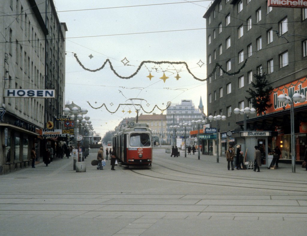 Wien WVB SL 67 (E2 4026) Favoritenstrasse / Quellenstrasse im Dezember 1980.