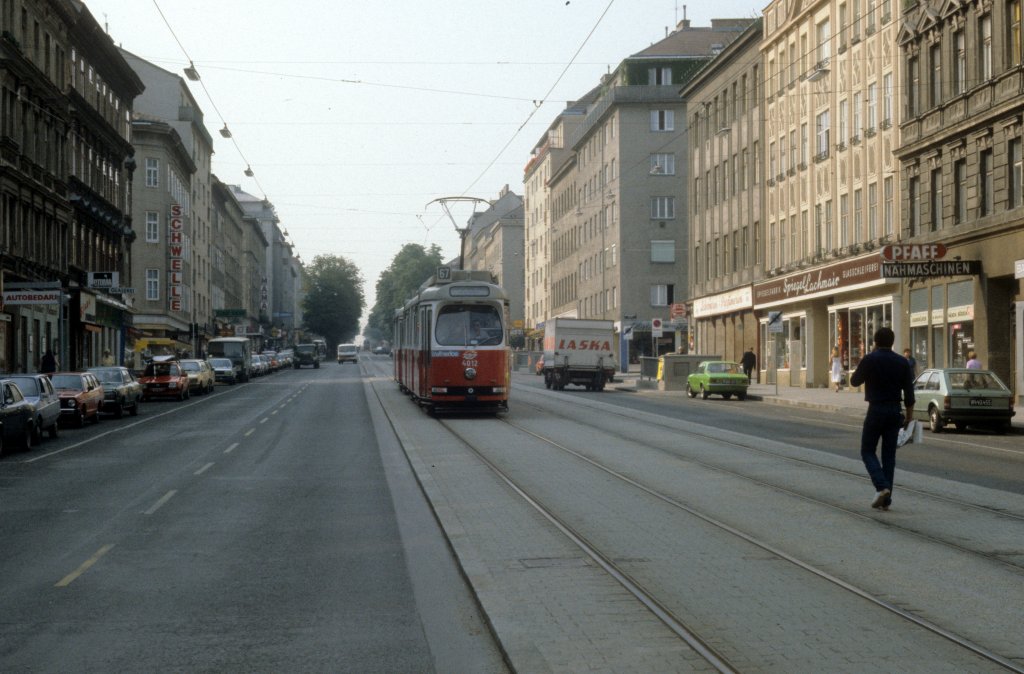 Wien WVB SL 67 (E2 4012) Favoritenstrasse / Schrttergasse im Juli 1982.