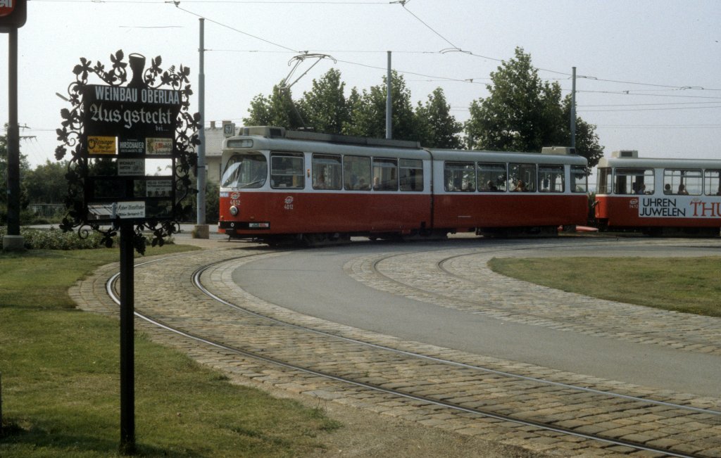 Wien WVB SL 67 (E2 4012) Kurzentrum Oberlaa im Juli 1982. - Es ist ja immer mglich, mit einem Bim / der Strasenbahn zu einem Heurigenstberl zu kommen - ob in Grinzing mit dem 38er, in Nussdorf mit der Linie D, in Neuwaldegg mit dem 43er oder in Stammersdorf mit dem 31er - und noch einige Jahre in Oberlaa mit dem 67er. 