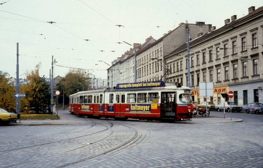 Wien WVB SL 8 im Oktober 1979: Der Zug bestehend aus dem E1 4536 und einem Beiwagen ist (fast) bereit, den Bahnhof Rudolfsheim zu verlassen. 