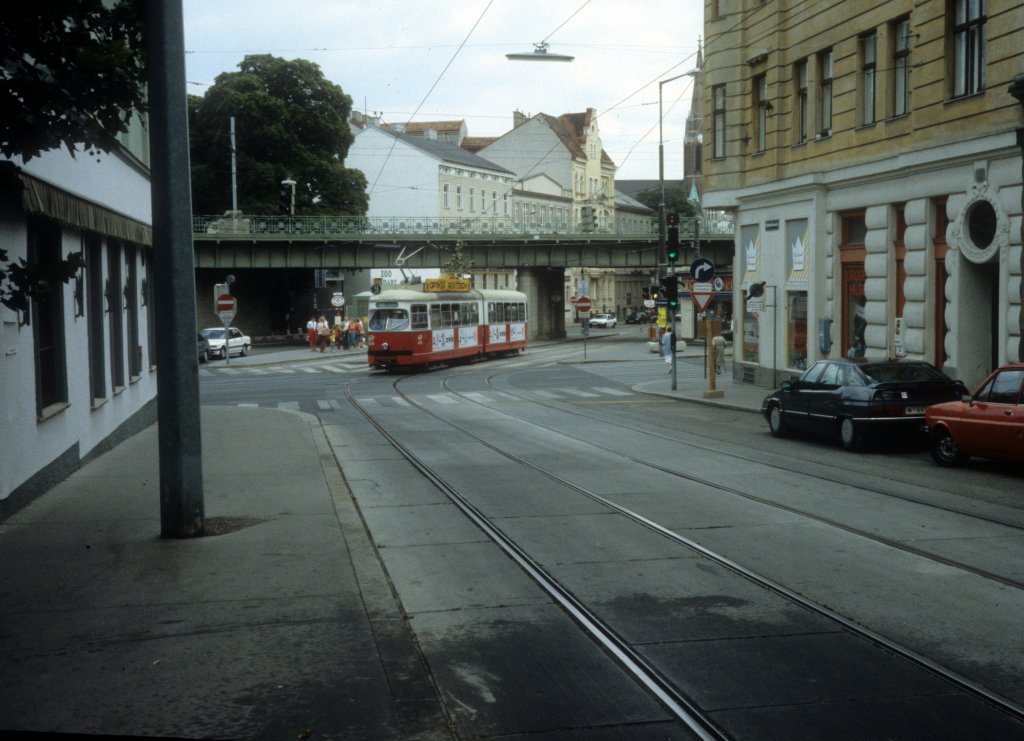 Wien WVB SL 9: Der E 4616 har gerade die Haltestelle am Schnellbahnhof Gersthof verlassen und berquert die Gersthofer Strasse, bevor er in die Wallrissstrasse einbiegt.