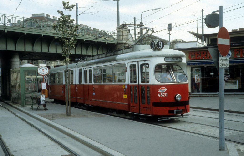 Wien WVB SL 9 (E 4620) Gersthof, Gentzgasse / Schnellbahnhof Gersthof im Juli 1992.
